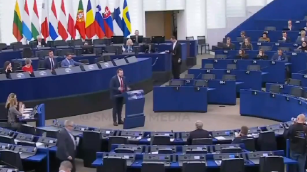 Rrezikut të luftës i shtohen edhe ofendimet, eurodeputeti ekstremist sulmon ashpër Trump