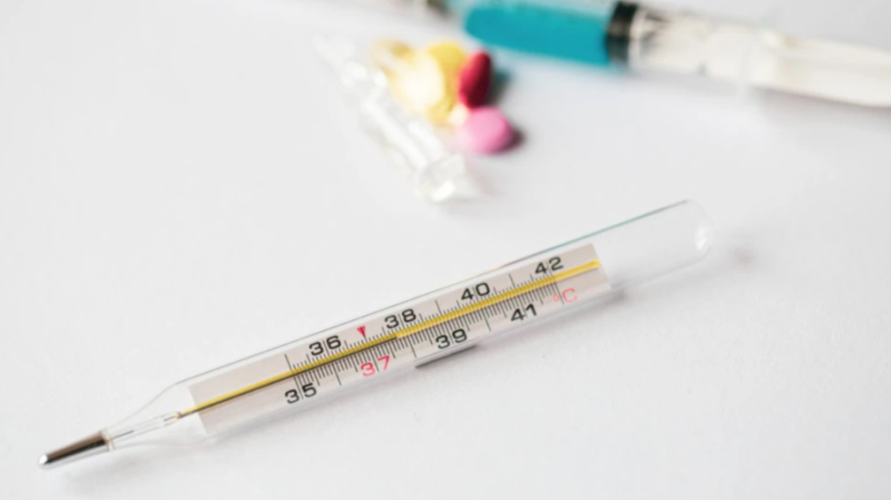 Donte ta bindte nënën se ishte i sëmurë, 9-vjeçari fut termometrin në furrë dhe shkakton shpërthim