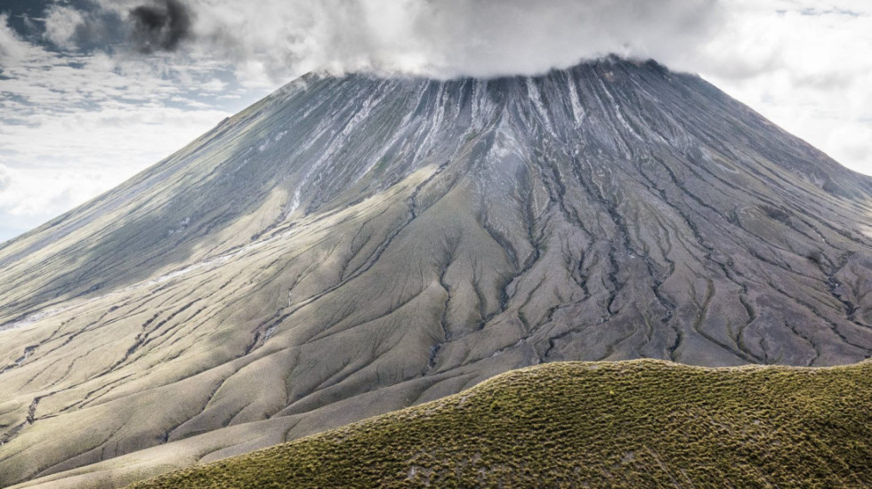 Vullkani më unik në botë ndodhet në Tanzani, llavë “e ftohtë” dhe me ngjyrë të bardhë