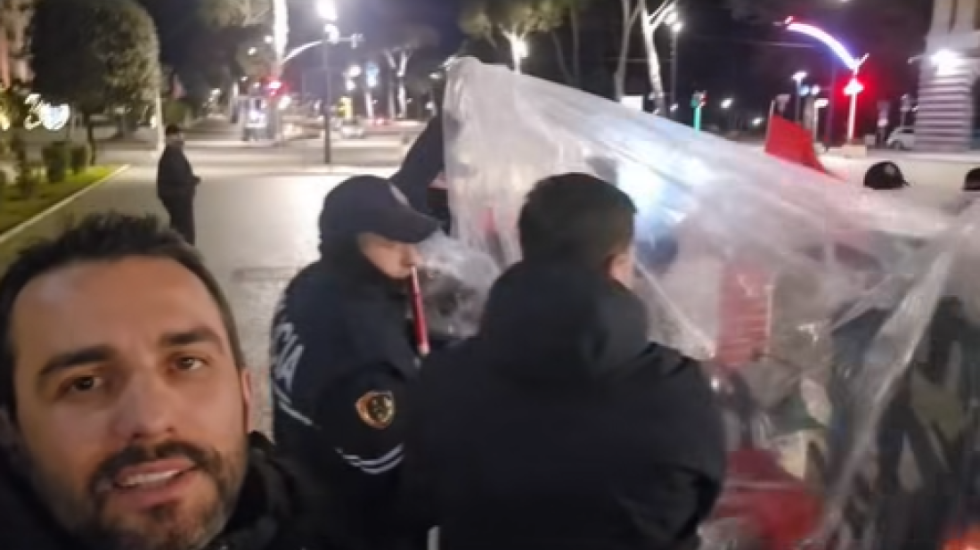 Adriatik Lapaj mbetet sërish pa tendë, policia ndërhyn gjatë natës