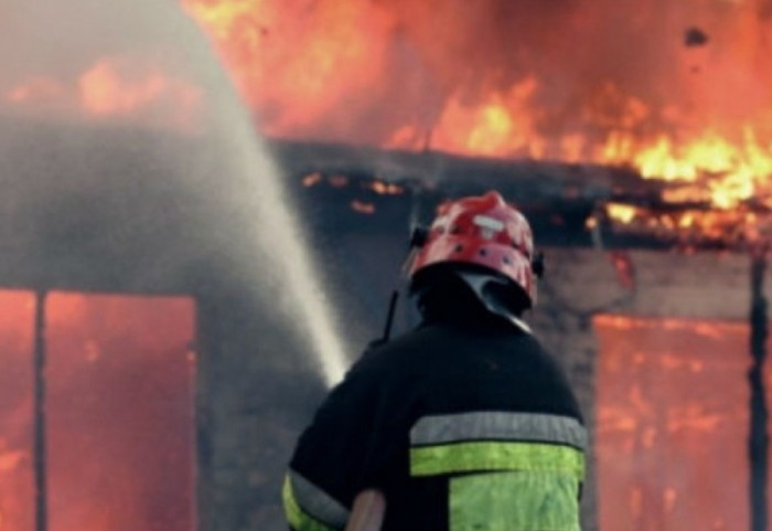 Digjet banesa në Lushnje, asfiksohet e mitura