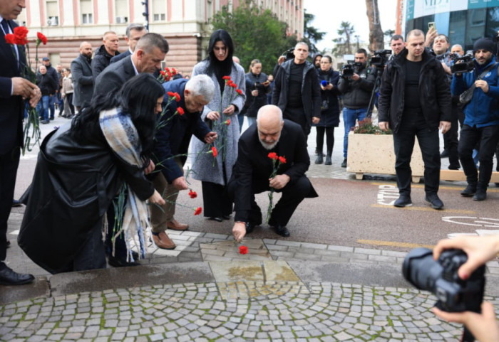“21 Janari”, familjarët e viktimave me sytë nga SPAK, Mark Nika: Nuk duam hakmarrje, por drejtësi
