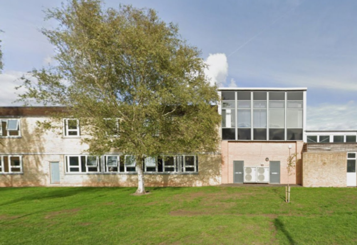 Vdekje misterioze, gjendet një trup i pajetë në oborrin e shkollës