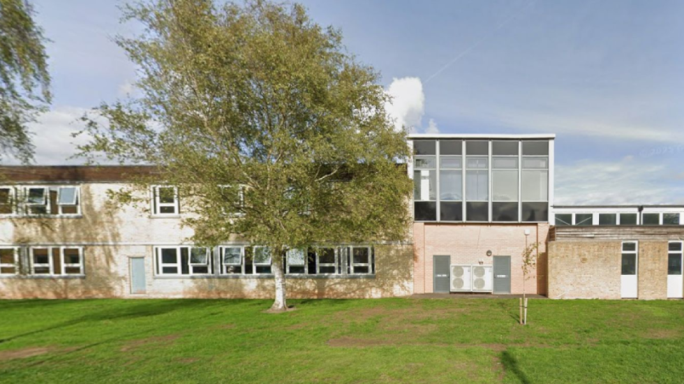 Vdekje misterioze, gjendet një trup i pajetë në oborrin e shkollës