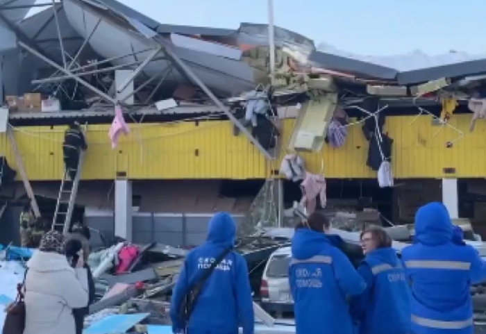 Pesha e dëborës shemb çatinë e qendrës tregtare, disa njerëz ngecin nën rrënoja