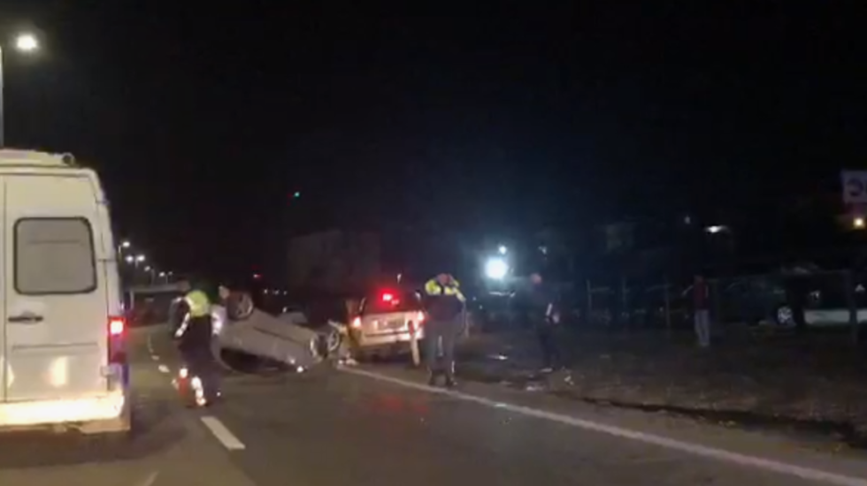 Makina përplaset me shtyllën në Lezhë, më pas përmbyset në rrugë