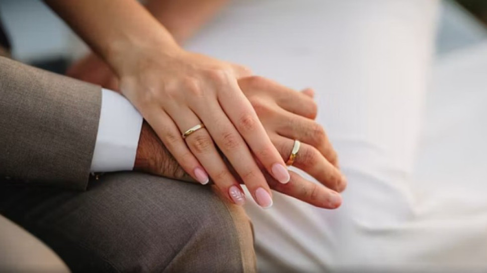 “Unazat e divorcit”, trendi i ri që po ndryshon mënyrën si rrëfehet ndarja