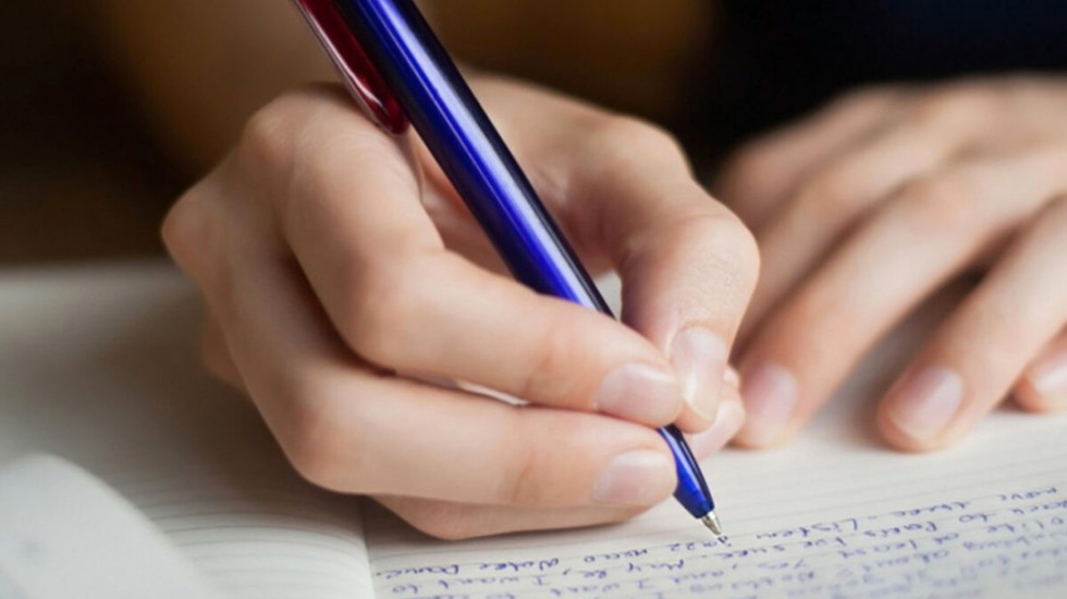 “Tastiera digjitale varfëron gjuhën dhe trurin”, festohet sot dita botërore e Shkrimit të Dorës