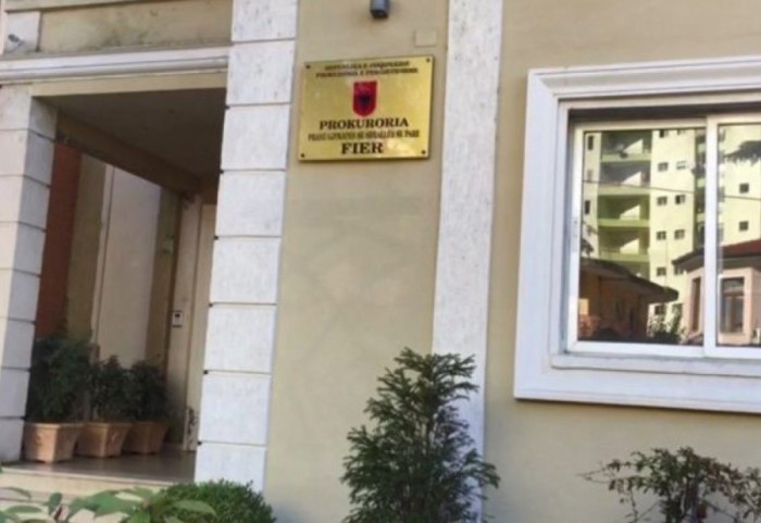 Mashtronte sikur ishte avokate, Prokuroria e Fierit e çon në gjyq 60-vjeçaren