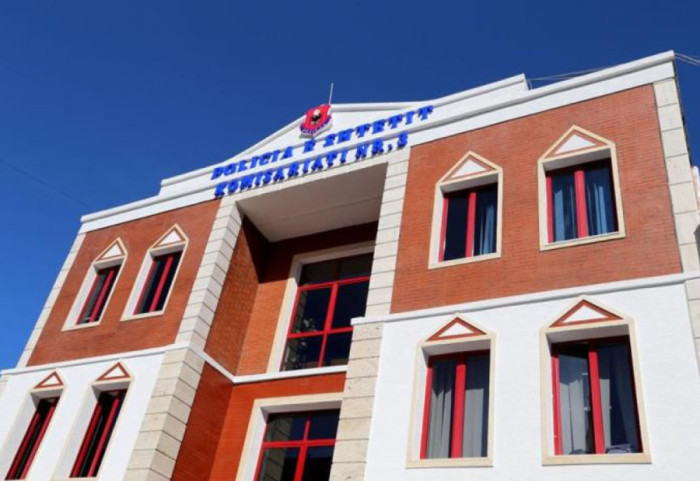 Dhunuan policen në komisariat, arrestohen dy motra në Tiranë