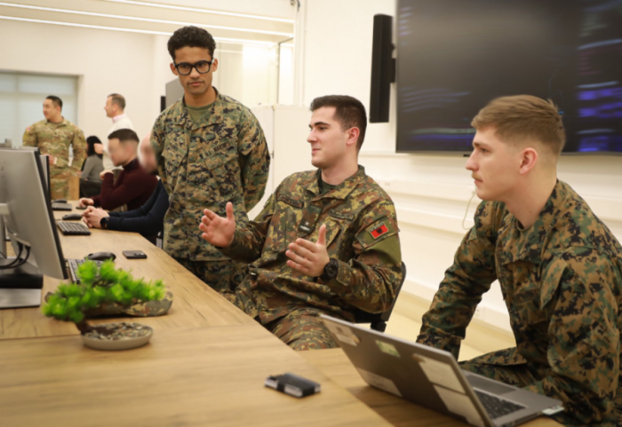 Marinsat amerikanë në Tiranë, Ambasada e SHBA: Po ndihmojmë në forcimin e mbrojtjes kibernetike të Shqipërisë