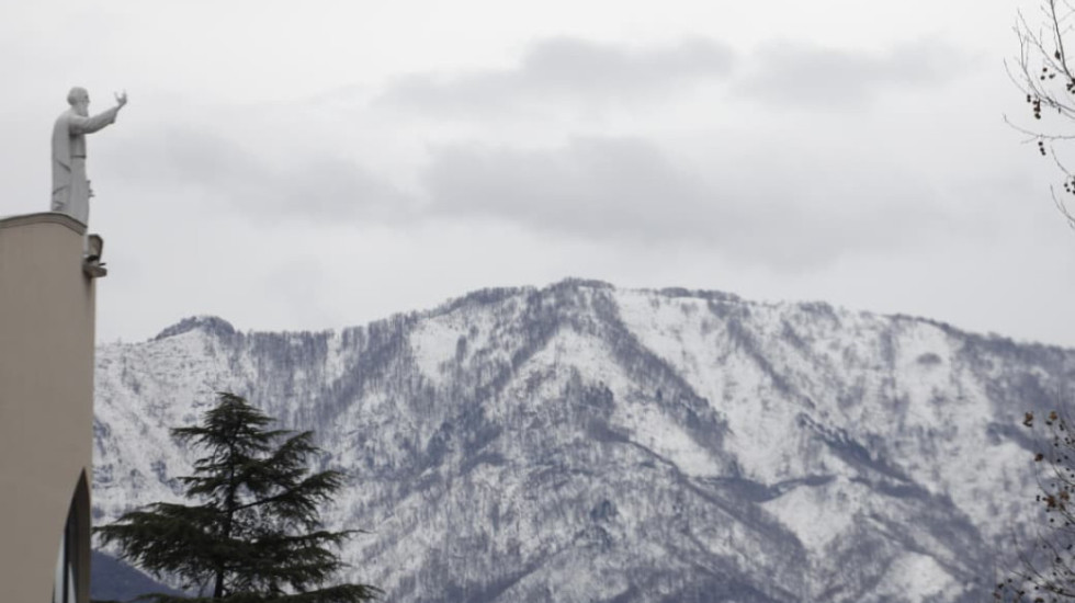 Java e fundit e janarit nis me shtrëngata, borë në lartësi mbi 900 metra