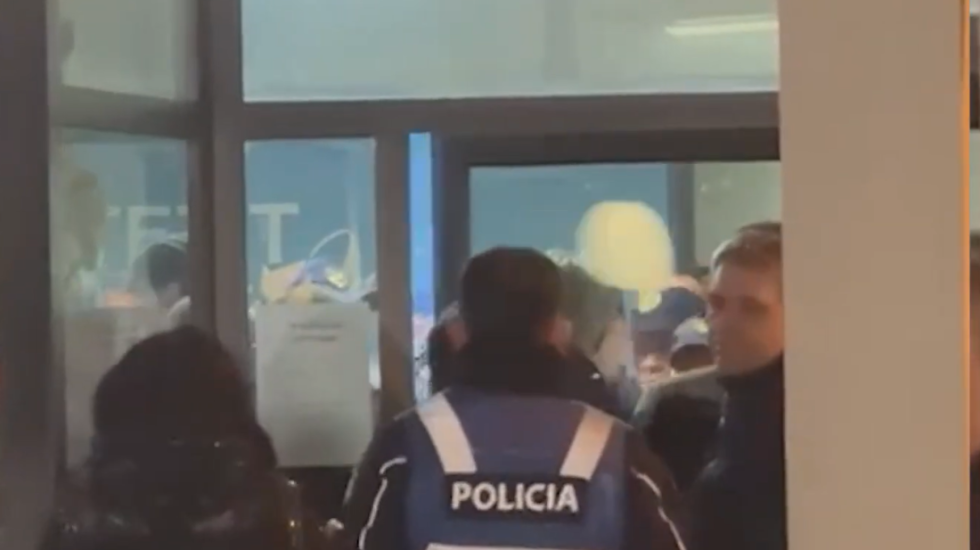 Deputetë dhe qytetarë futen me forcë në komisariat pas shoqërimit të protestuesve