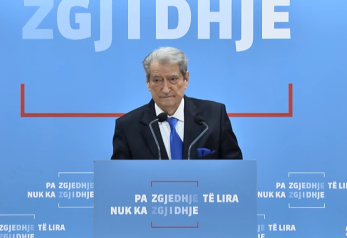 Berisha i bën jehonë protestës: Regjimi u trondit nga themelet, policia përdori gaz të skaduar