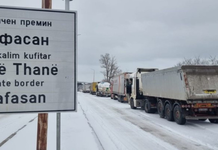 Bllokohen pikat kufitare të Maqedonisë së Veriut, 370 kamionë në protestë