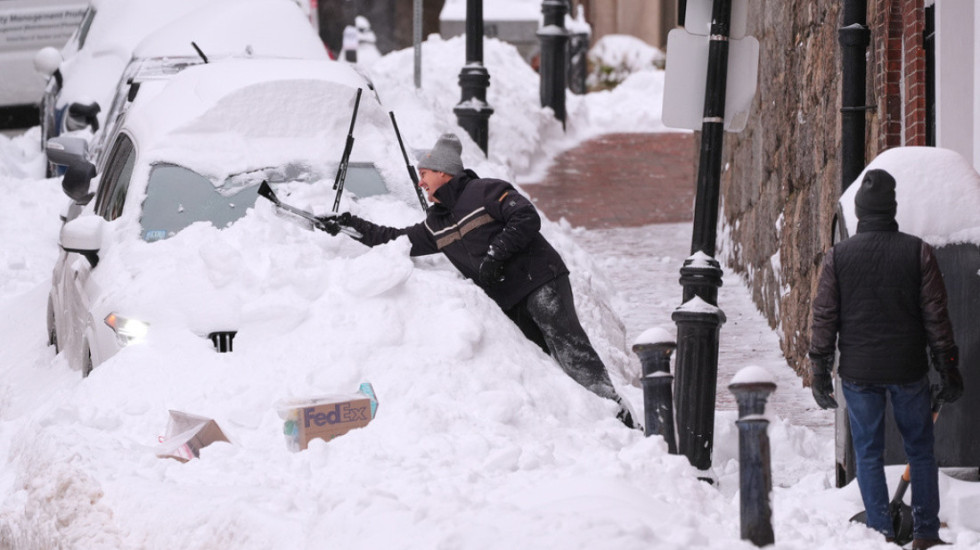 Rritet bilanci i viktimave nga moti i keq në SHBA, mijëra fluturime të anuluara