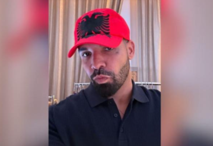 Drake sërish kuqezi, shfaqet me kapelen me shqiponjën dykrenare