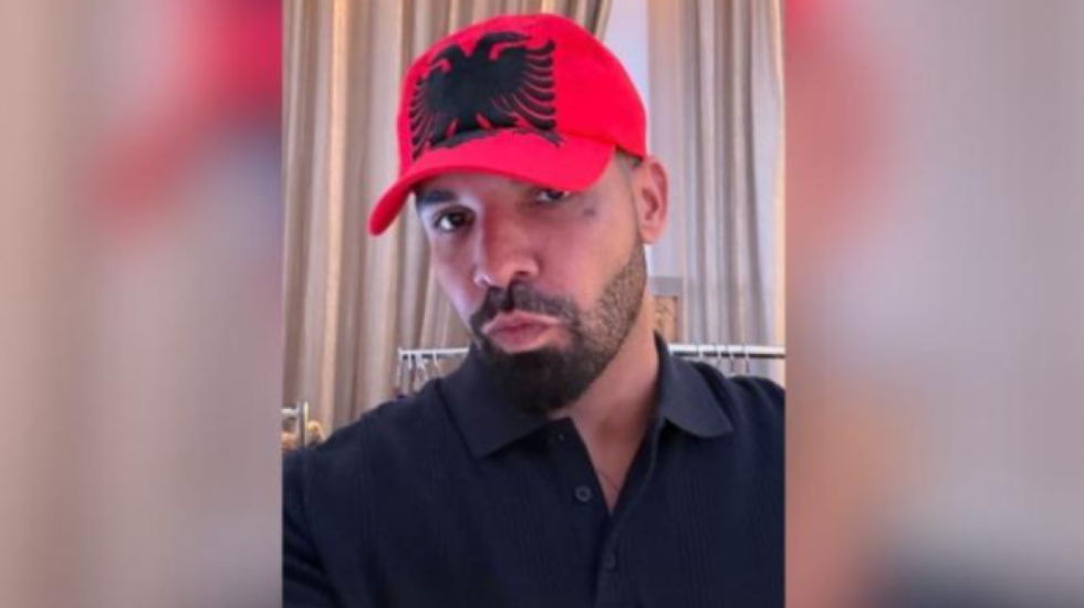 Drake sërish kuqezi, shfaqet me kapelen me shqiponjën dykrenare
