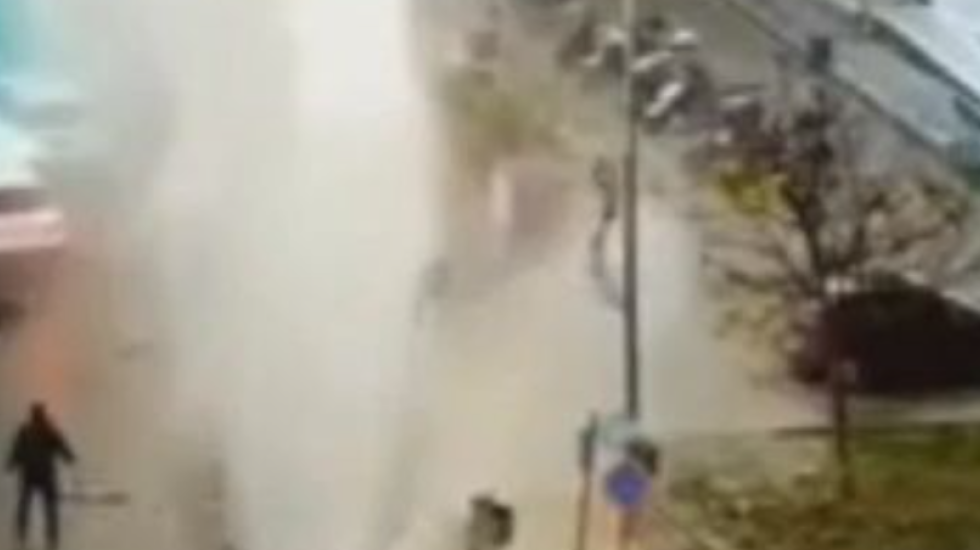 Shpërthen tubacioni i ujit në Selanik, disa të plagosur