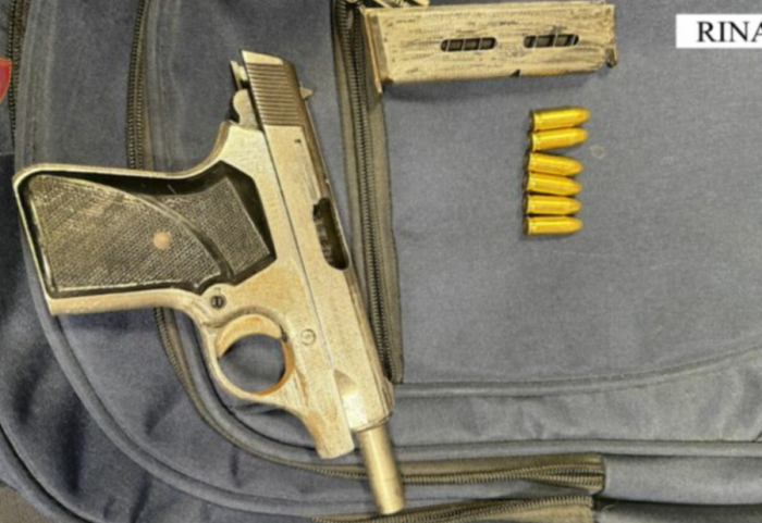 Tentoi të hipë me armë në avion, skaneri i Rinasit zbulon pistoletën