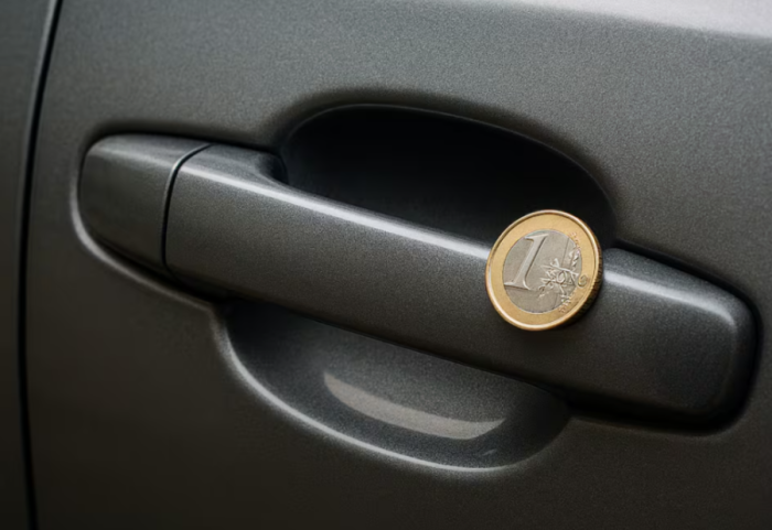 Bëni kujdes nëse shihni një monedhë në dorezën e derës së makinës