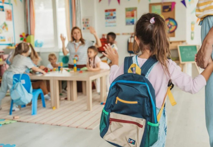 Shkollë në verë, Italia gati të ndryshojë pushimet e nxënësve