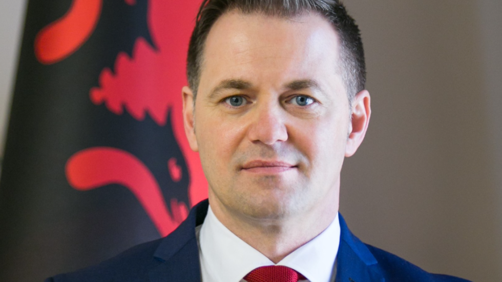 Ndryshime në nivel drejtuesi në administratë, Genti Gazheli ikën nga Doganat