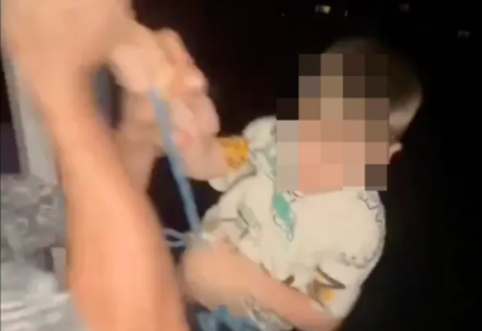 Video që të lë pa frymë, babai i dehur argëton shokët, duke zbritur djalin me litar nga dritarja