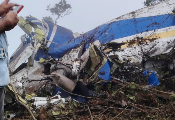 Rrëzohet aeroplani me 15 vetë në bord, mes tyre dy deputetë