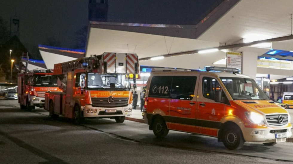 I dehuri hidhet në shina, tërheq pas vetes edhe një vajzë, 2 të vdekur në Hamburg