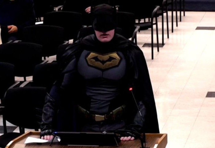 “Batman” ndërhyn në mbledhjen e Këshillit të Qytetit kundër bashkëpunimit me ICE