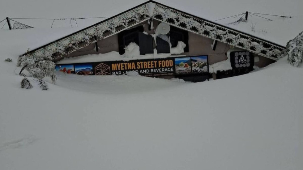 Etna u “pushtua” nga dëbora, 5 metra trashësi në kraterin e vullkanit