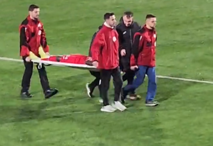 Panik në ndeshjen Partizani-Elbasani, futbollisti bie pa ndjenja në fushë, hyn ambulanca