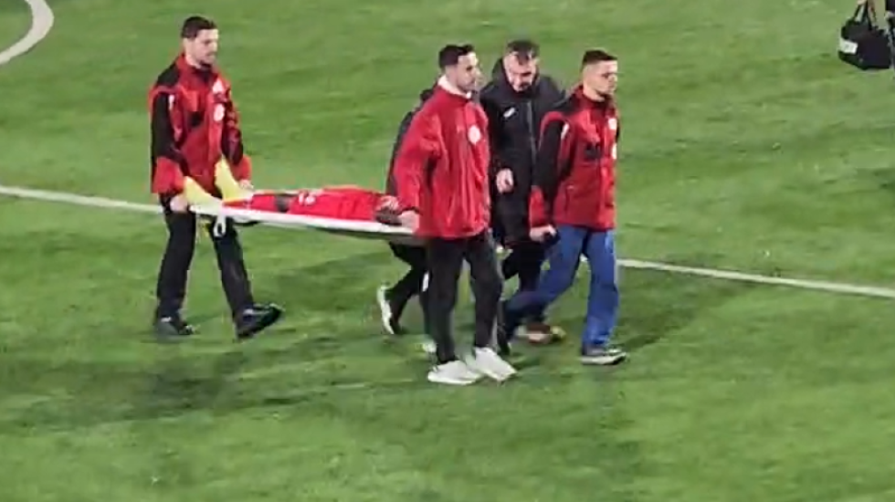Panik në ndeshjen Partizani-Elbasani, futbollisti bie pa ndjenja në fushë, hyn ambulanca