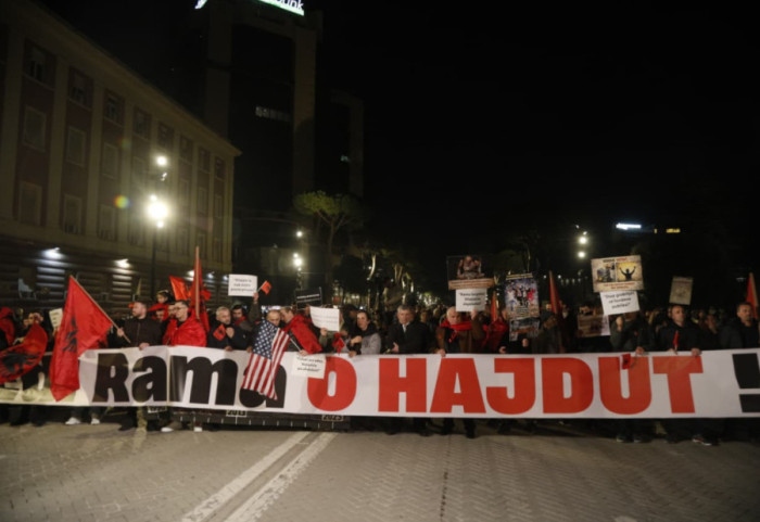 “Rreshtimi krah drejtësisë, fasadë”, Lapaj: Populli përball frontit të hajdutëve, të bashkohemi