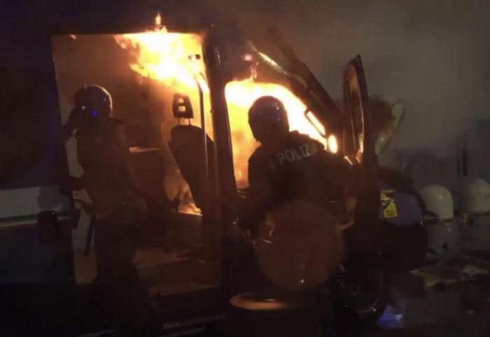 Luftë guerrile në Torino, policia sulmohet me molotov dhe çekiç, Meloni: Armiq të shtetit!