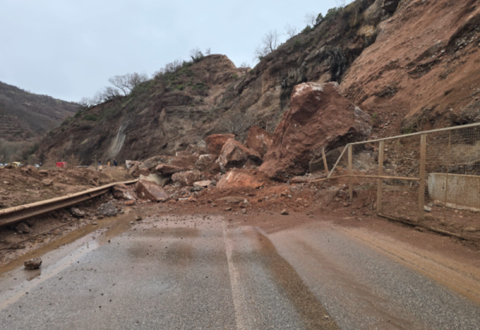 Shembet masivi shkëmbor tek 'Kthesat e Dragostunjës', paralizohet lëvizja drejt Juglindjes