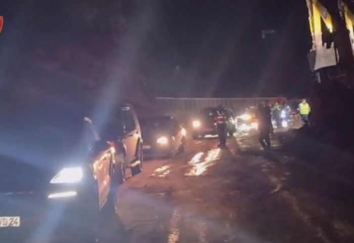 Pas 8 orësh bllokim, hapet rruga Librazhd- Qafë Thanë