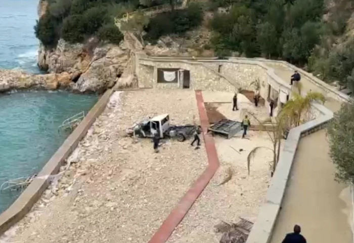 Vlorë, kamionçina del nga rruga dhe bie në zonën e plazhit. Plagoset drejtuesi