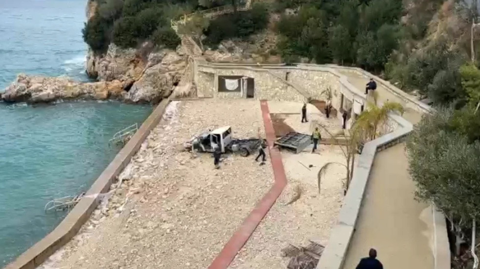 Vlorë, kamionçina del nga rruga dhe bie në zonën e plazhit. Plagoset drejtuesi