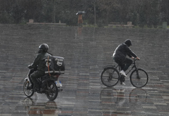 E mërkura me reshje të dendura, rrezik nga përmbytjet