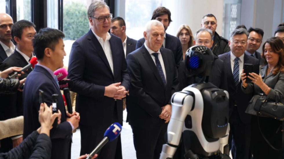 "Ushtria e Serbisë do armatoset me robotë humanoidë", Vuçiç: Do i kërkoj ndihmë Kinës!
