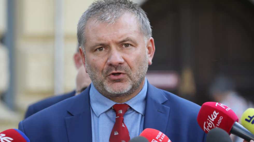 Nuk lejoi kalimtaren në vijat e bardha, gjobitet ministri polak i Drejtësisë