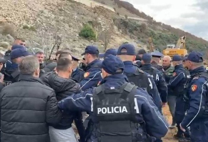 Ndërtimi i resortit turistik përplas banorët e Velipojës me policinë, 5 të shoqëruar