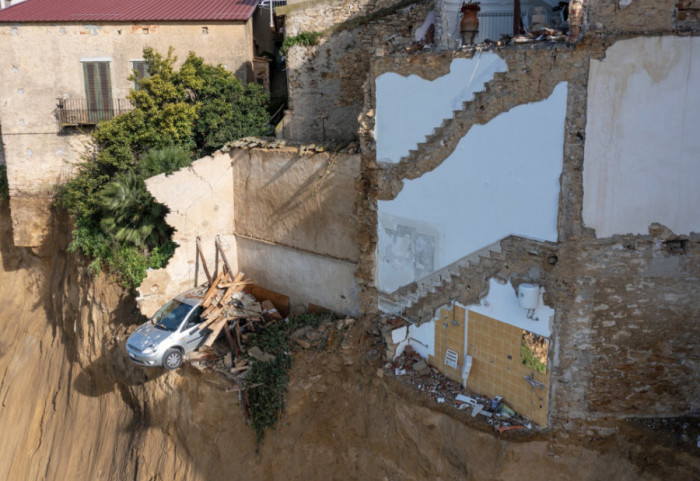 Bie në humnerë makina simbol e rrëshqitjes së tokës në Sicili