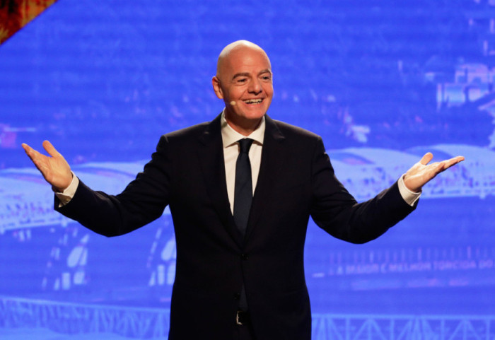 “Kryqëzohet” Gianni Infantino pas deklaratës për heqjen e pezullimit ndaj Rusisë