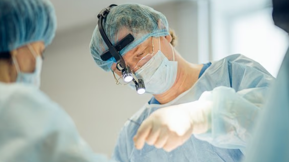 Dëmshpërblehet me 2 milionë dollarë, i hoqën gjoksin kur ishte 16 vjeçe për të jetuar si djalë