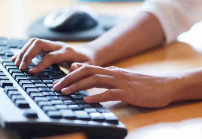 Pushohet se përdori kompjuterin e kompanisë për punë personale, gjykata e dëmshpërblen me 39 mijë euro