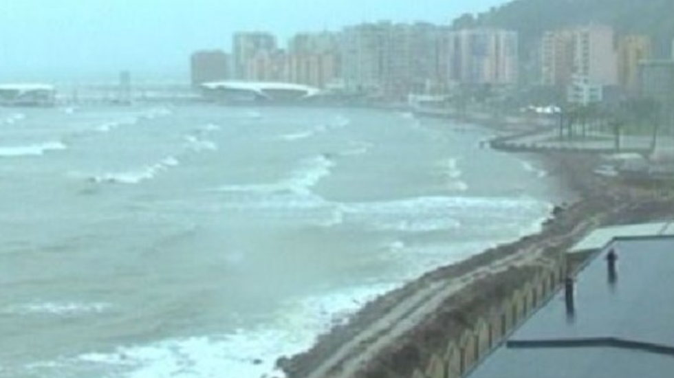 Moti i keq, shtyhet nisja e trageteve nga Durrësi