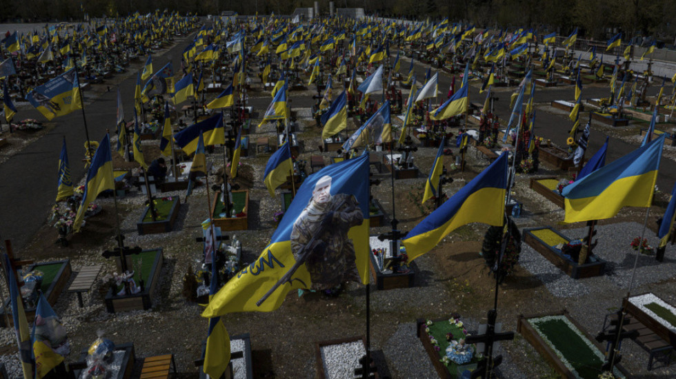 Rusia gati t’i pushtojë qytetin, vejusha zhvarros burrin e rënë në front